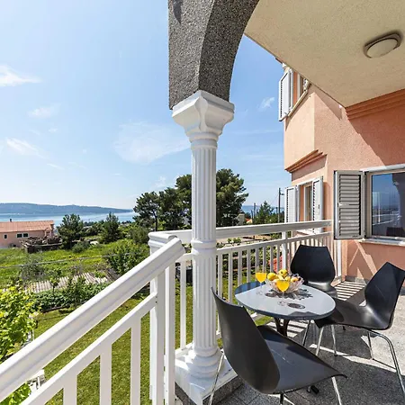 Apartment In Kastel Sucurac With Kitchen Kastela